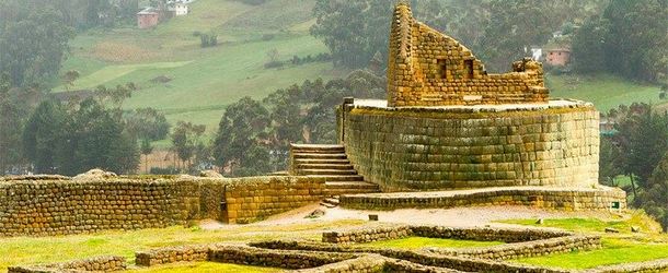 Spanish school students exploring Ingapirca with Yanapuma Spanish School