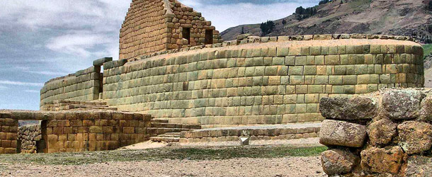 Students from Yanapuma visit the Inca site Ingapirca near Cuenca